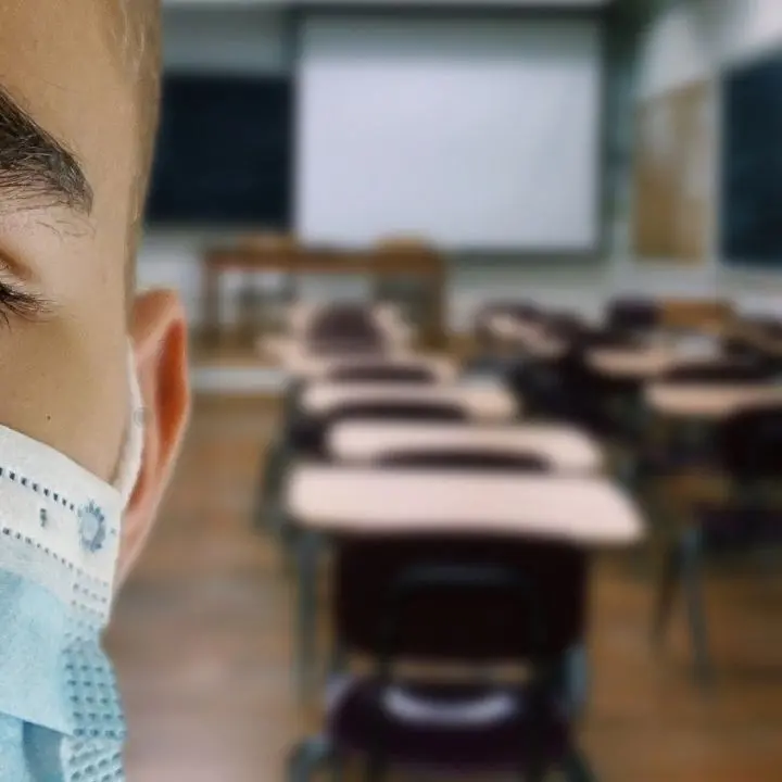 Coronavirus, resta obbligatoria la mascherina in classe per bimbi sopra i 6 anni