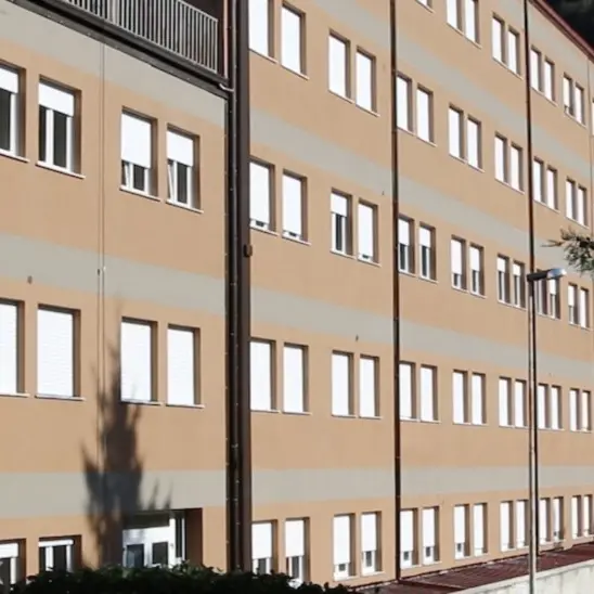 Focolaio nell'ospedale di Mormanno: «Tamponi in ritardo, 13 positivi scoperti dopo 10 giorni»