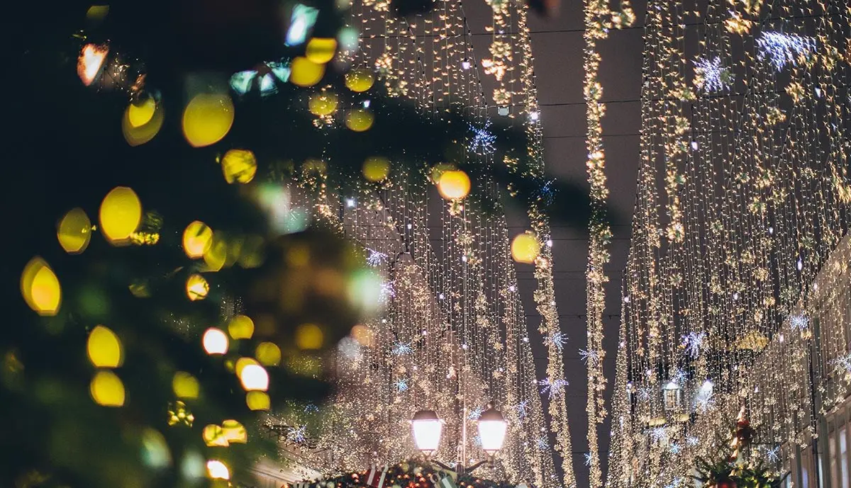 Luminarie di Natale: a Castiglione si decide con un sondaggio. A Rende pagano i commercianti