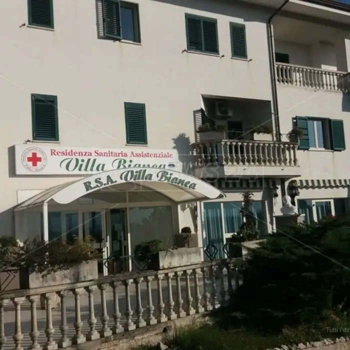 Focolaio Rsa Villa Bianca, la figlia dell’unico medico rimasto: «Lasciato a combattere da solo»
