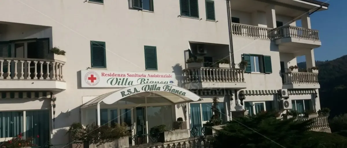 Focolaio Rsa Villa Bianca, la figlia dell’unico medico rimasto: «Lasciato a combattere da solo»
