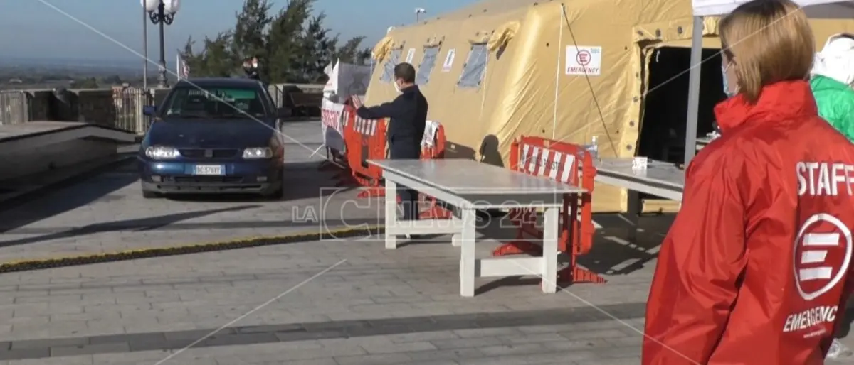 Covid a Polistena, Emergency aiuta il Comune al drive-in per i tamponi: video
