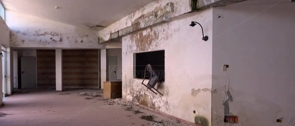 Rsa abbandonata da vent'anni ma l'Asp di Catanzaro paga per tagliare l'erba