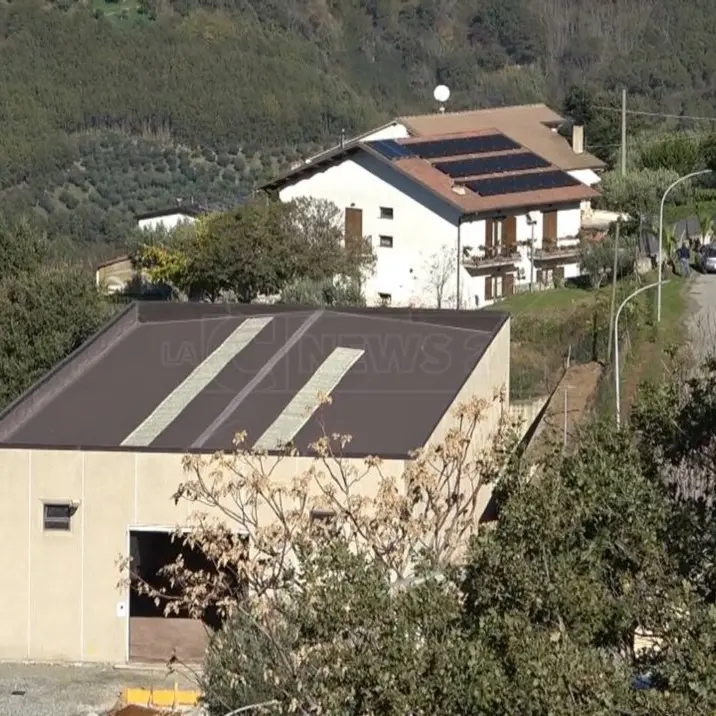 Rifiuti pericolosi nel cuore di San Mango d'Aquino, insorgono i cittadini: video