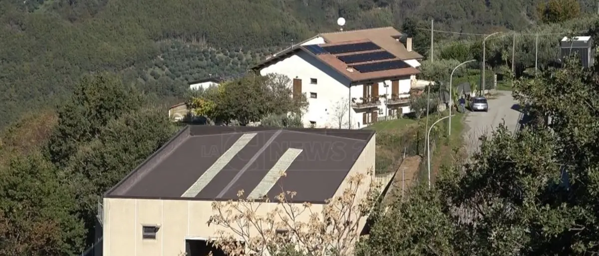 Rifiuti pericolosi nel cuore di San Mango d'Aquino, insorgono i cittadini: video