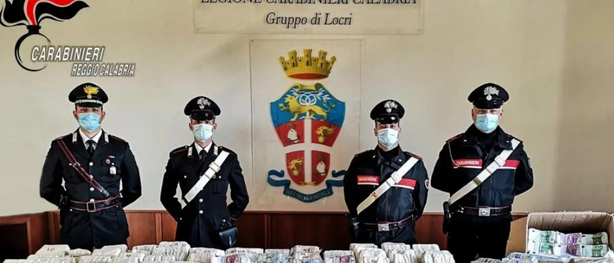 Locri, arrestati con 17 chili di cocaina e 5 milioni di euro sotterrati in giardino