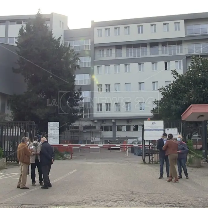 Ospedale Tropea, ex medici e cittadini in piazza: «No al centro Covid»