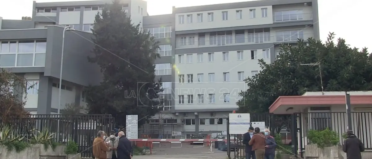 Ospedale Tropea, ex medici e cittadini in piazza: «No al centro Covid»