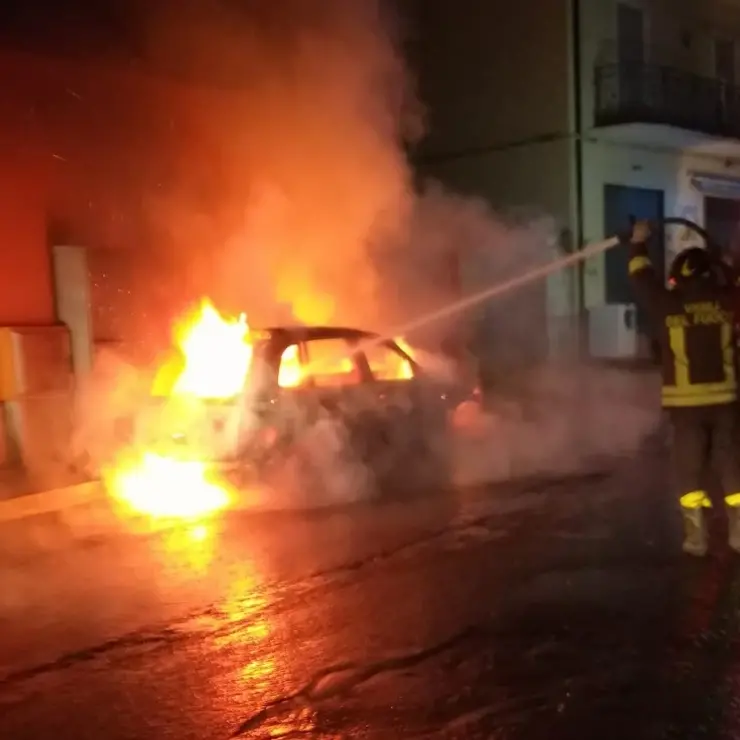Corigliano-Rossano, ancora un'auto fiamme: si ipotizza la matrice dolosa
