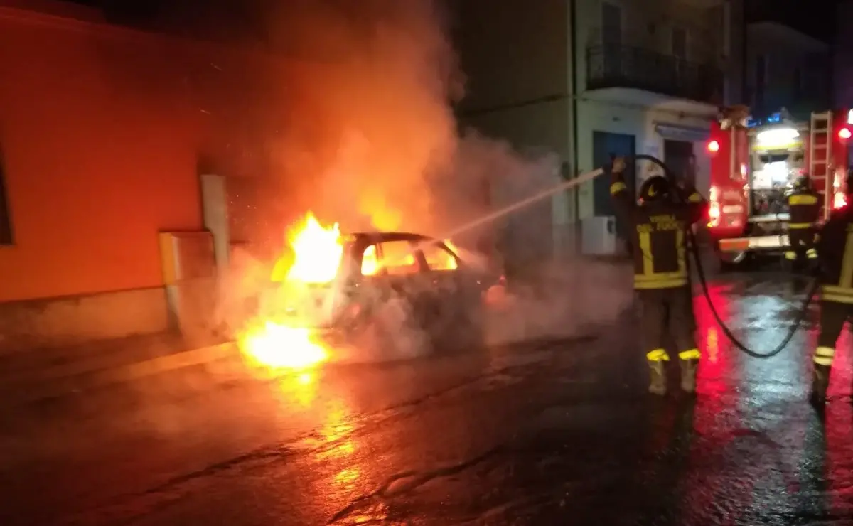 Corigliano-Rossano, ancora un'auto fiamme: si ipotizza la matrice dolosa