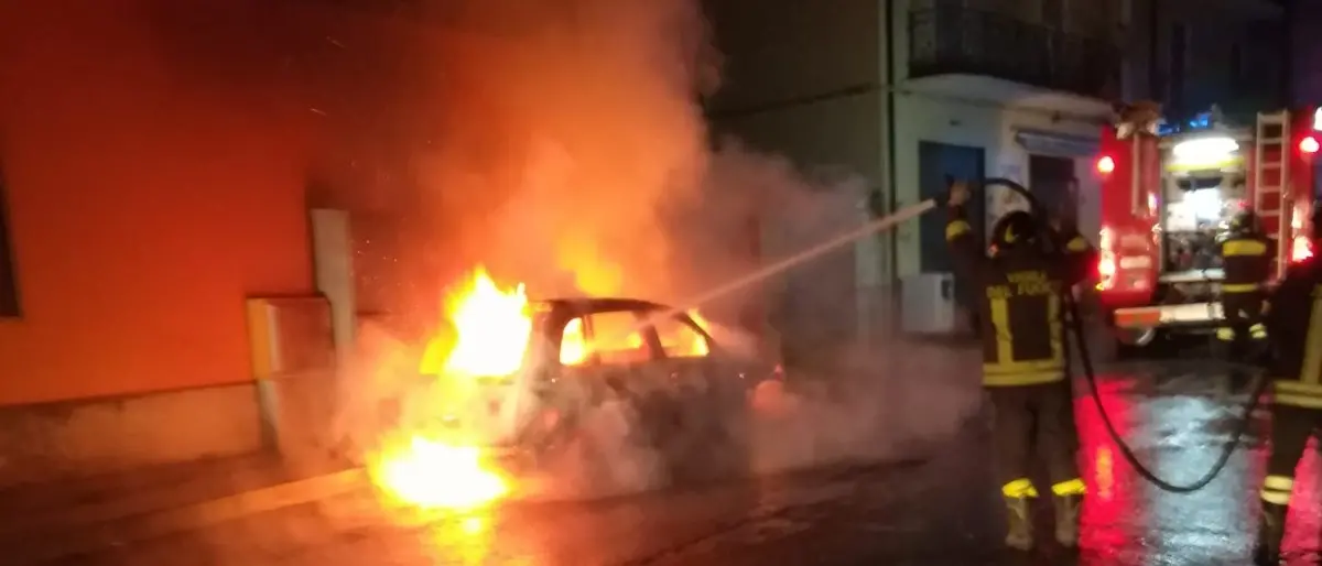 Corigliano-Rossano, ancora un'auto fiamme: si ipotizza la matrice dolosa