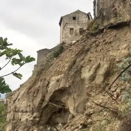 Scala Coeli, un intero costone sta franando e i residenti hanno paura: «Aiutateci»