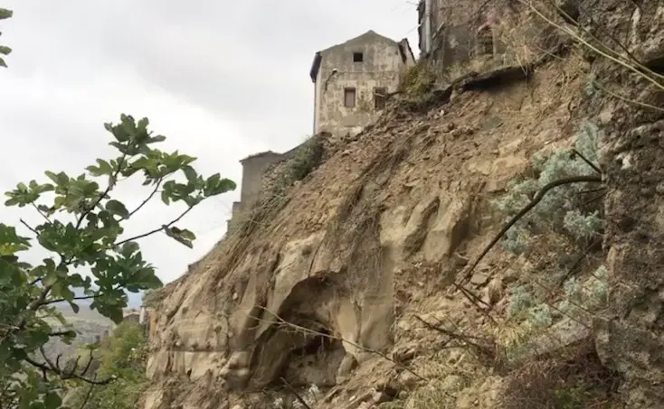 Scala Coeli, un intero costone sta franando e i residenti hanno paura: «Aiutateci»