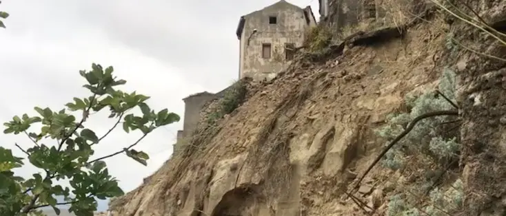 Scala Coeli, un intero costone sta franando e i residenti hanno paura: «Aiutateci»