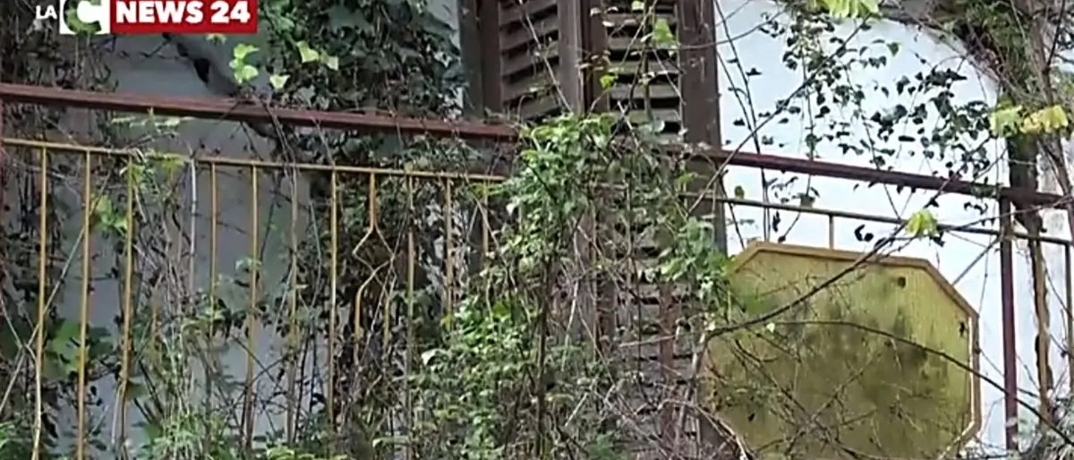 Lamezia e quel quartiere dove le case collassano e la strada si sfarina: video