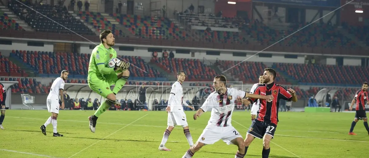 Cosenza-Salernitana, Ba subentra senza permesso e viene ammonito: società annuncia ricorso