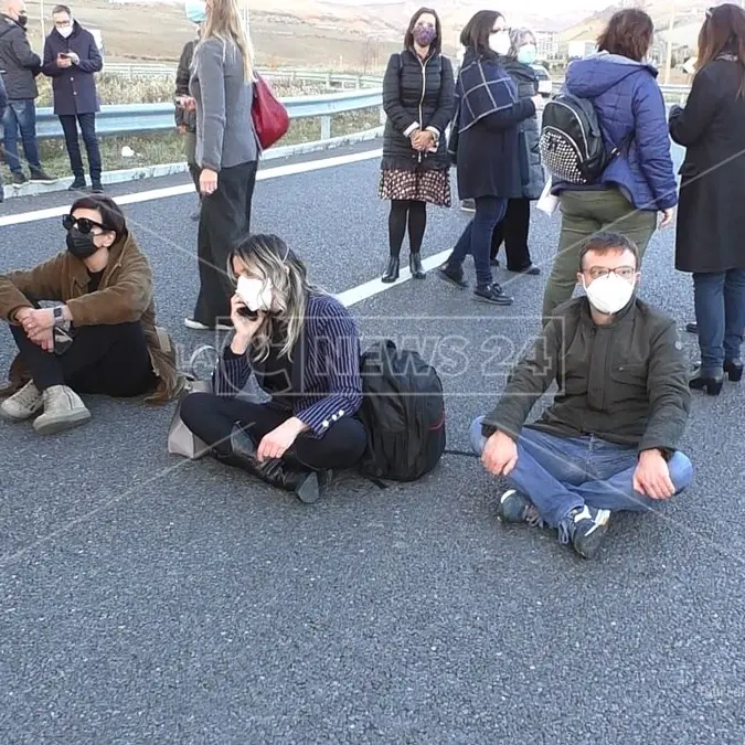 I precari storici della Regione in protesta alla Cittadella, occupata la strada