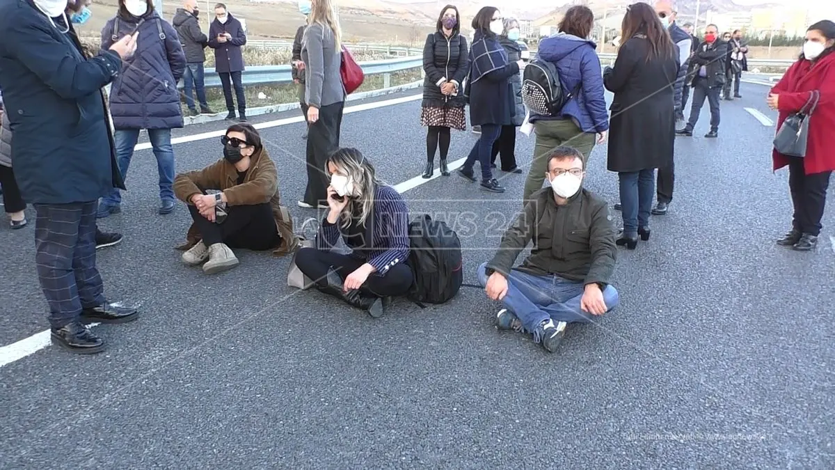 I precari storici della Regione in protesta alla Cittadella, occupata la strada