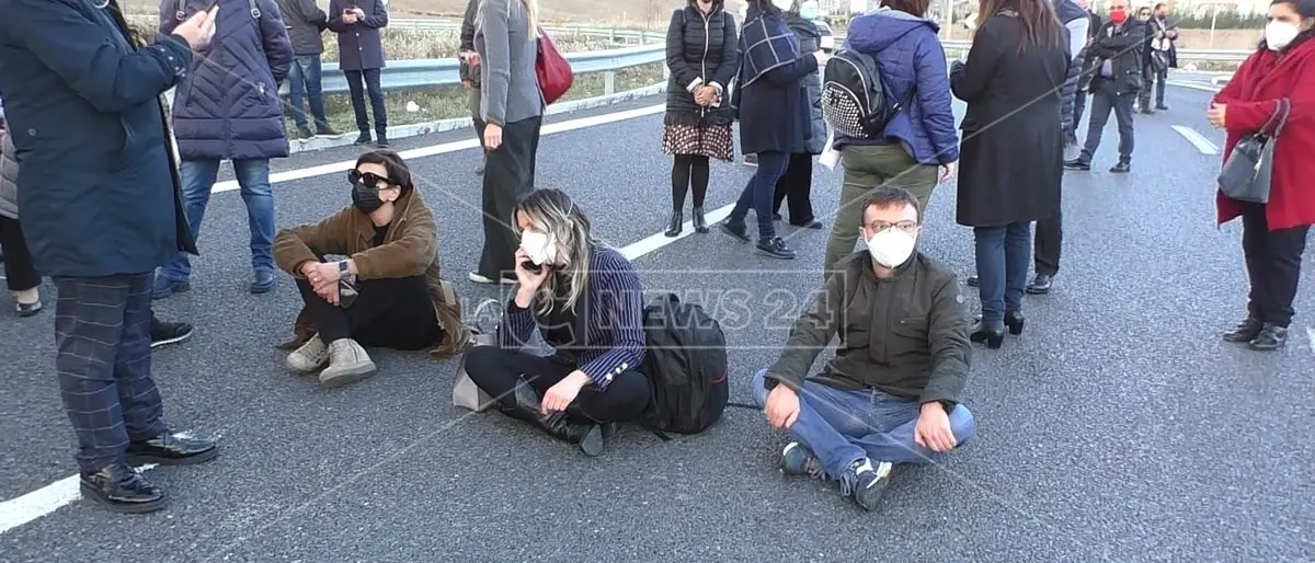 I precari storici della Regione in protesta alla Cittadella, occupata la strada
