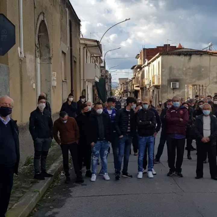 Sanità, flash mob delle associazioni a Oppido Mamertina: «Riaprite l’ospedale»