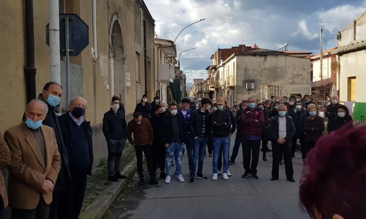 Sanità, flash mob delle associazioni a Oppido Mamertina: «Riaprite l’ospedale»