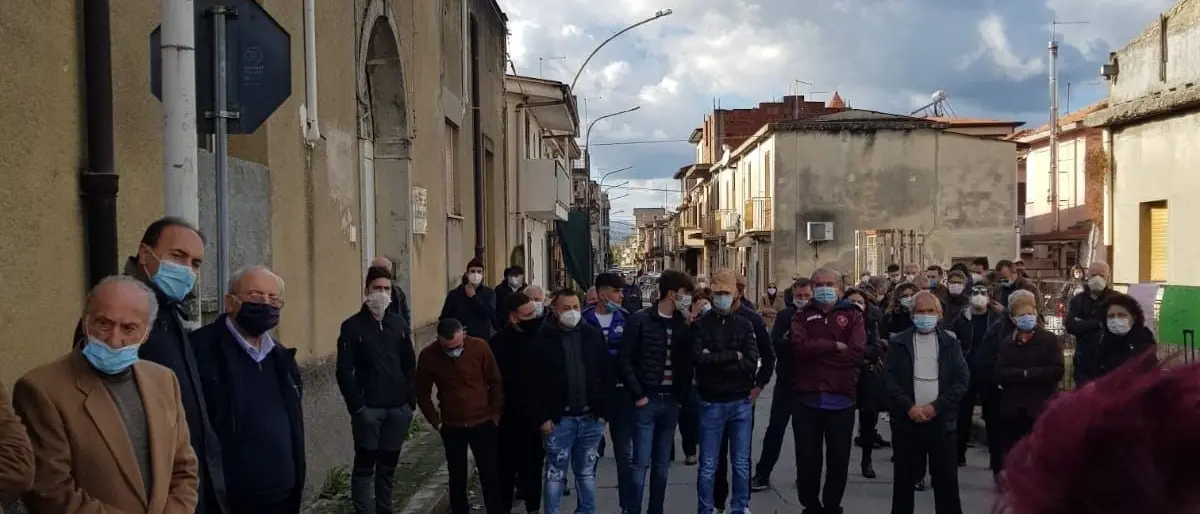Sanità, flash mob delle associazioni a Oppido Mamertina: «Riaprite l’ospedale»