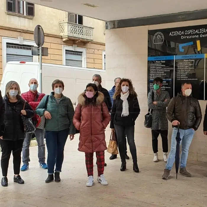 Concorso operatori oss, sit-in di protesta degli aspiranti: «Fateci concludere le prove»