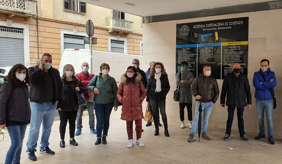 Concorso operatori oss, sit-in di protesta degli aspiranti: «Fateci concludere le prove»