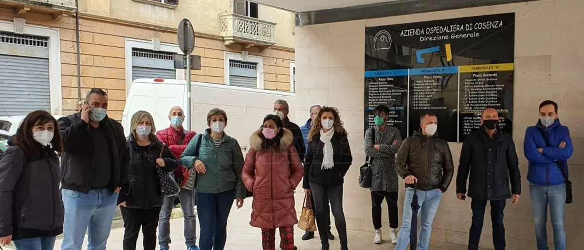 Concorso operatori oss, sit-in di protesta degli aspiranti: «Fateci concludere le prove»