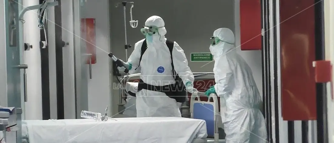 Coronavirus, a Catanzaro calano i ricoveri. Il primario: «Necessario evitare la terza ondata»