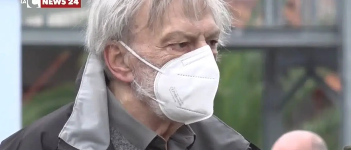 Crotone, Gino Strada visita l'ospedale da campo che gestirà Emergency