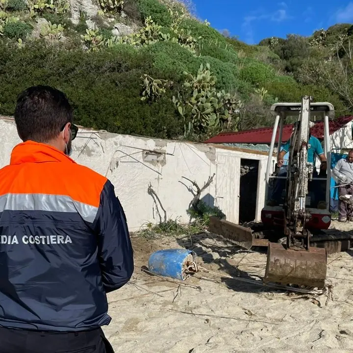 Capo Vaticano, demoliti altri due manufatti abusivi sulla spiaggia di Grotticelle