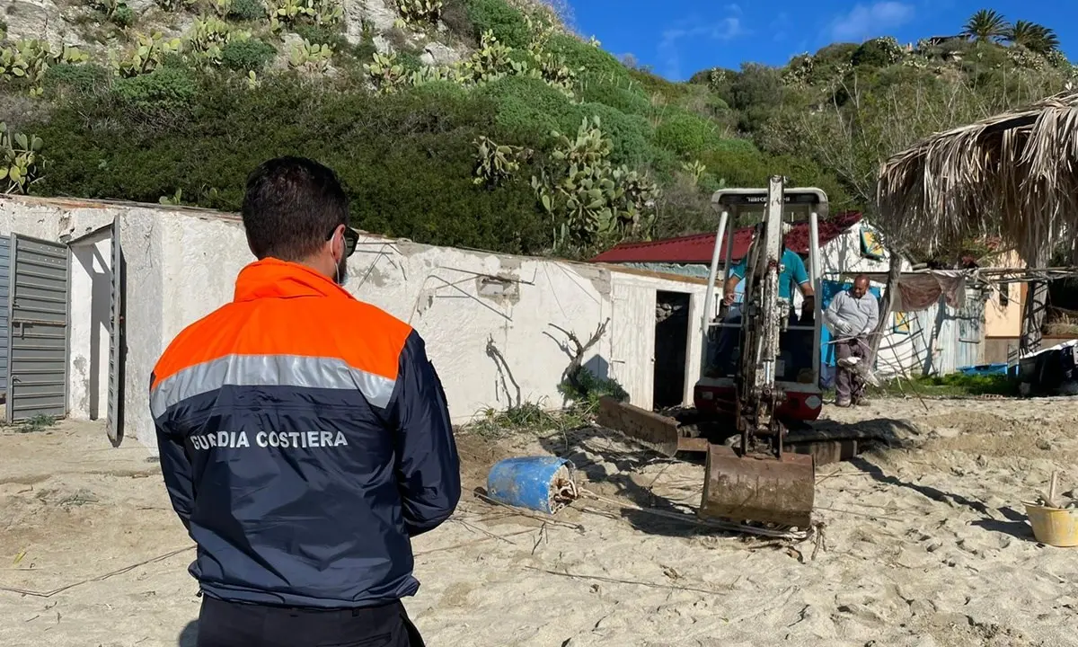 Capo Vaticano, demoliti altri due manufatti abusivi sulla spiaggia di Grotticelle