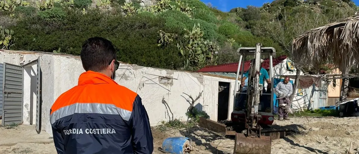 Capo Vaticano, demoliti altri due manufatti abusivi sulla spiaggia di Grotticelle