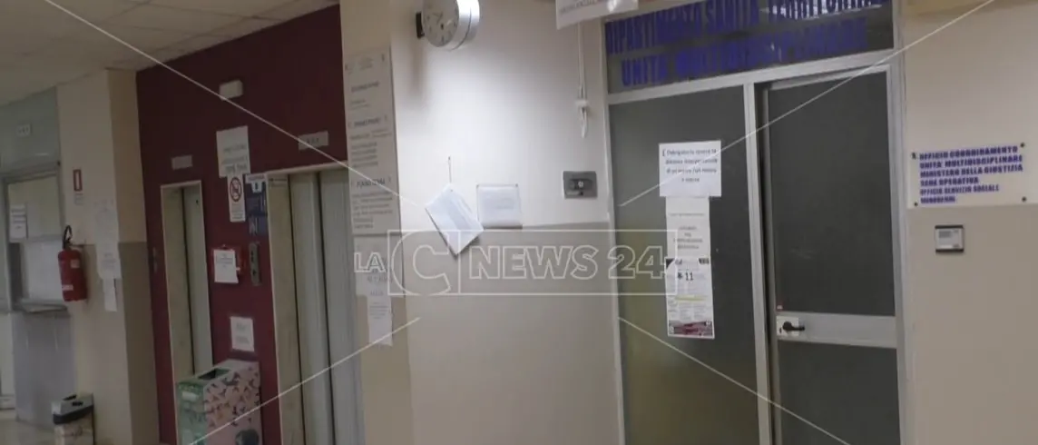 Cittanova, il sindaco: «I medici di famiglia facciano i tamponi Covid nell’ex ospedale»