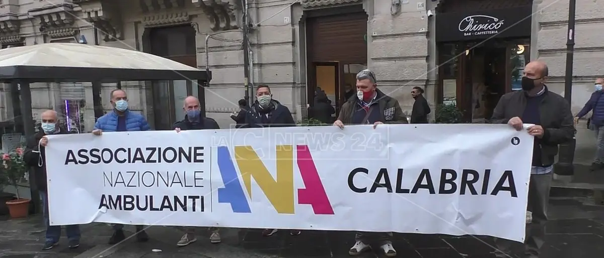 Coronavirus, ambulanti in protesta contro i sindaci: «Fateci lavorare»
