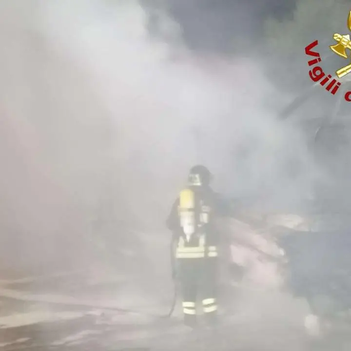 Pizzo, bisarca si incendia allo svincolo autostradale: vigili del fuoco in azione