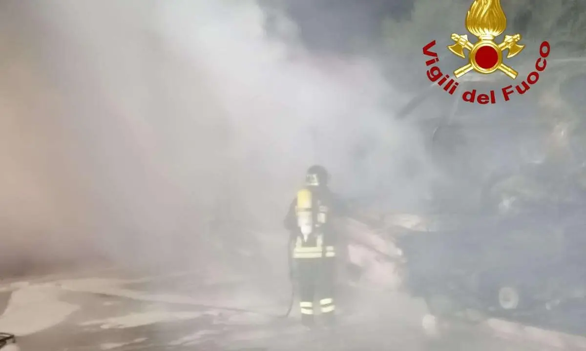 Pizzo, bisarca si incendia allo svincolo autostradale: vigili del fuoco in azione