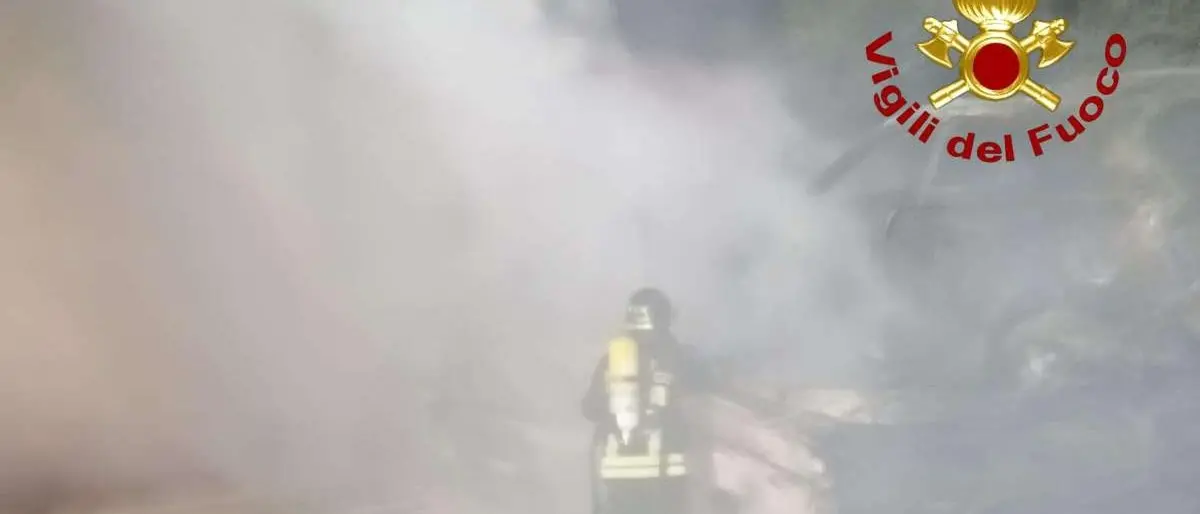 Pizzo, bisarca si incendia allo svincolo autostradale: vigili del fuoco in azione