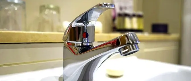 Stangata sulle bollette dell'acqua a Castrovillari, i cittadini: «Tariffe lievitate e incongruenze»