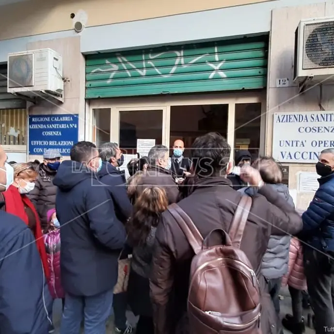 Cosenza, caos all’ufficio vaccinazioni: interviene la polizia