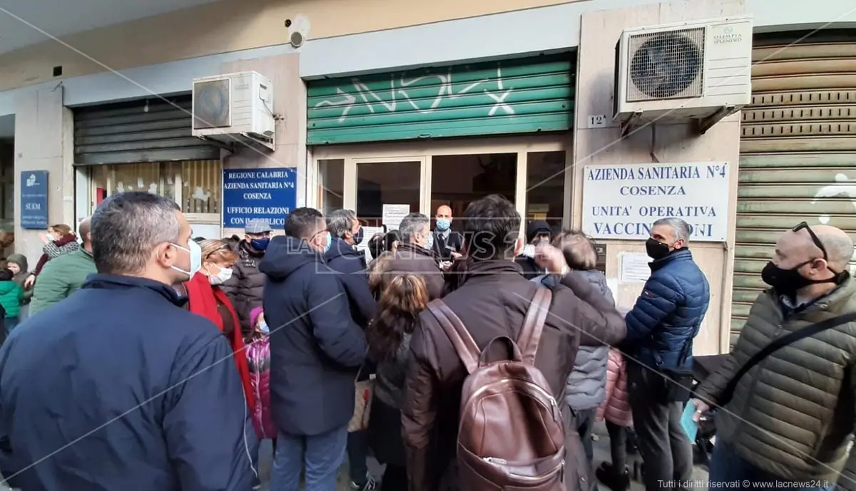 Cosenza, caos all’ufficio vaccinazioni: interviene la polizia