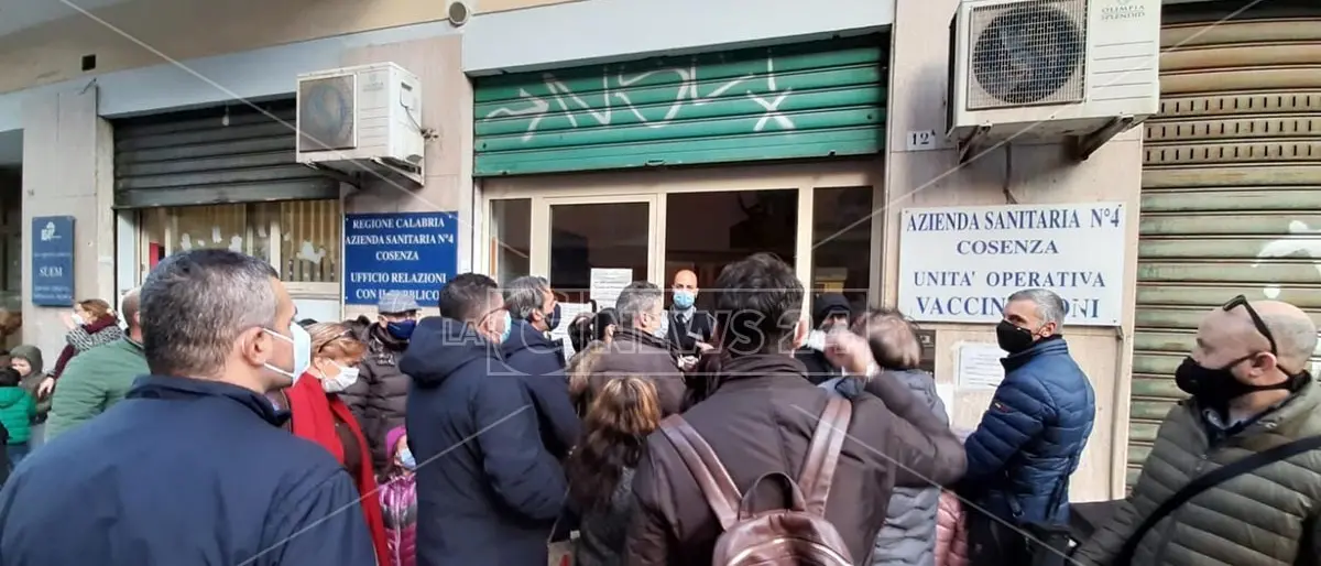 Cosenza, caos all’ufficio vaccinazioni: interviene la polizia