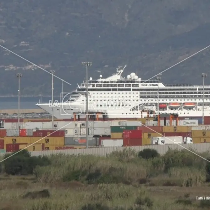 Porto Gioia Tauro, festa per la prima nave da crociera che… è solo parcheggiata