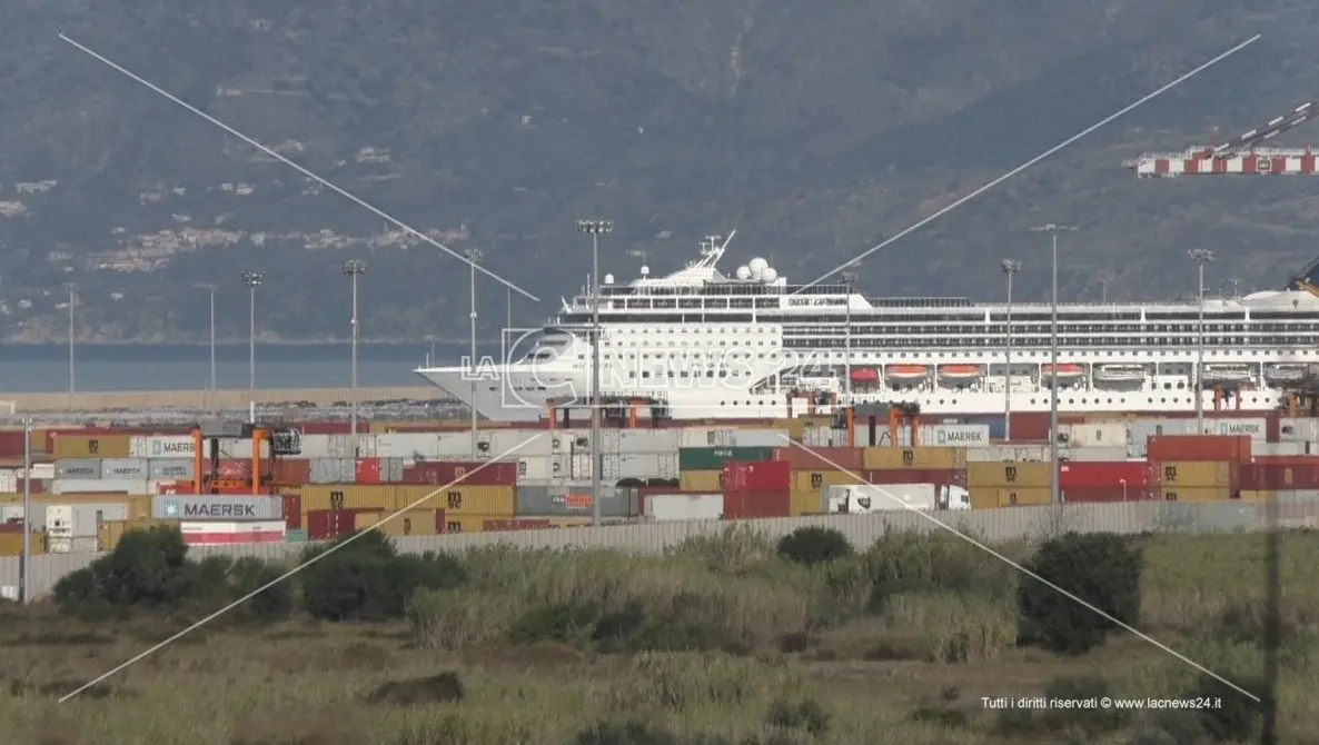 Porto Gioia Tauro, festa per la prima nave da crociera che… è solo parcheggiata