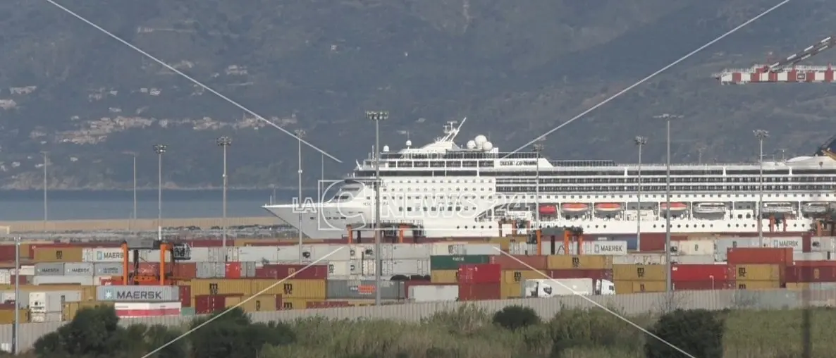 Porto Gioia Tauro, festa per la prima nave da crociera che… è solo parcheggiata