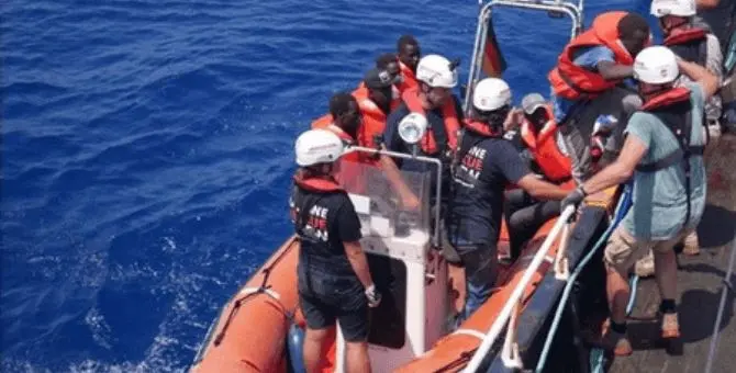 La Mare Jonio salva 100 migranti. Ma nel Mediterraneo si muore ancora