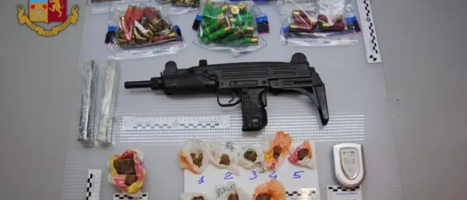 Cosenza, una mitragliatrice e droga rinvenuti in un tombino