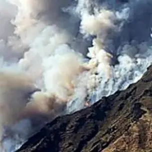 Stromboli torna a fare paura, nuova esplosione sull’isola e turisti in fuga dalla spiaggia