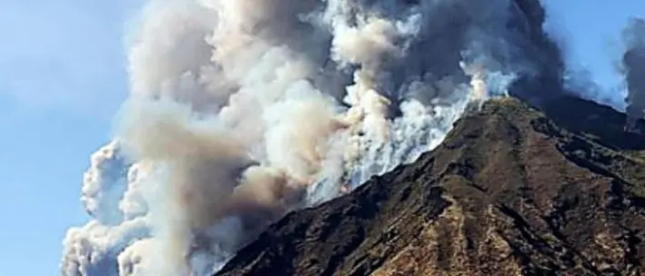 Stromboli torna a fare paura, nuova esplosione sull’isola e turisti in fuga dalla spiaggia